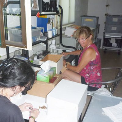 Schwester Irene und Freundin Susanne helfen taeglich.