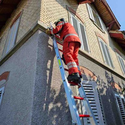 Die Feuerwehr rettet auch verletzte Segler